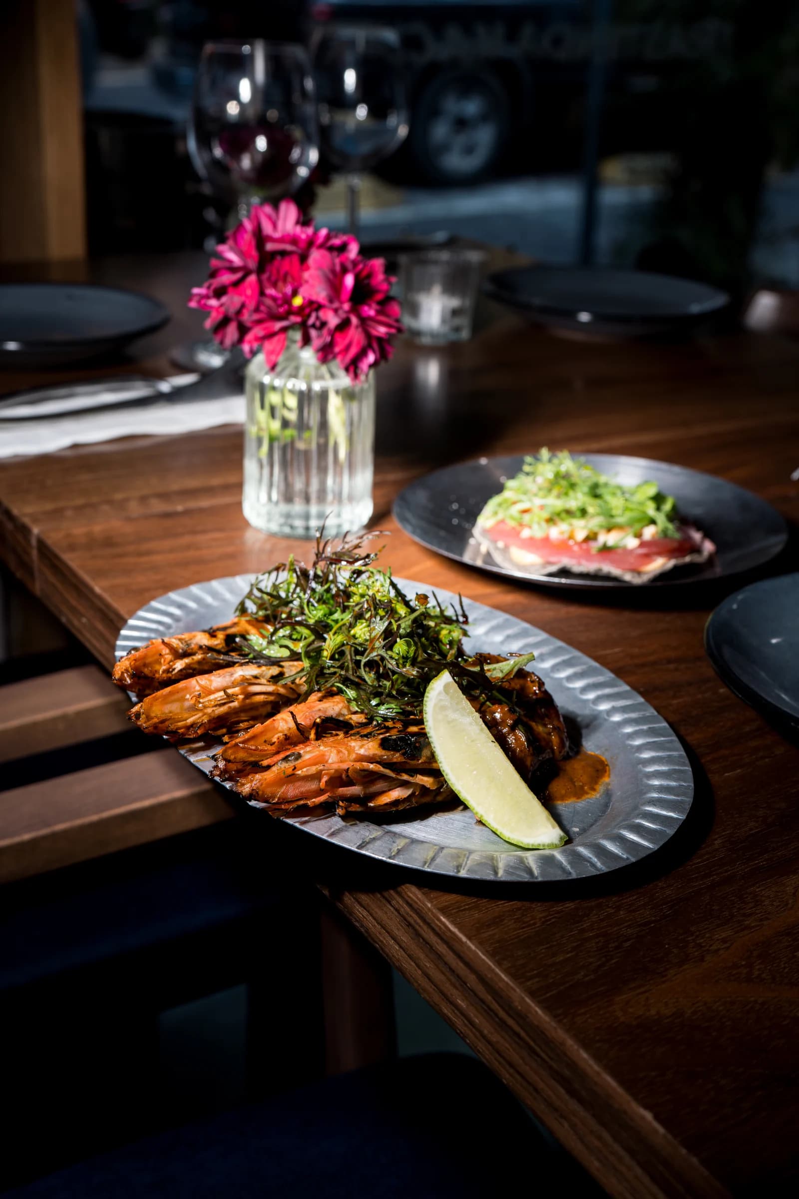 Camarones y tostada de atún