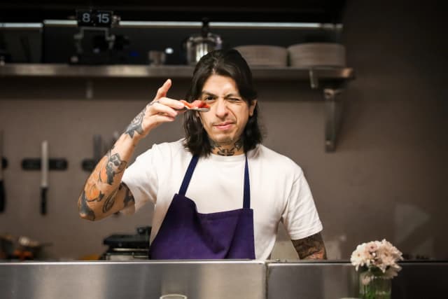 Chef en la cocina horizontal